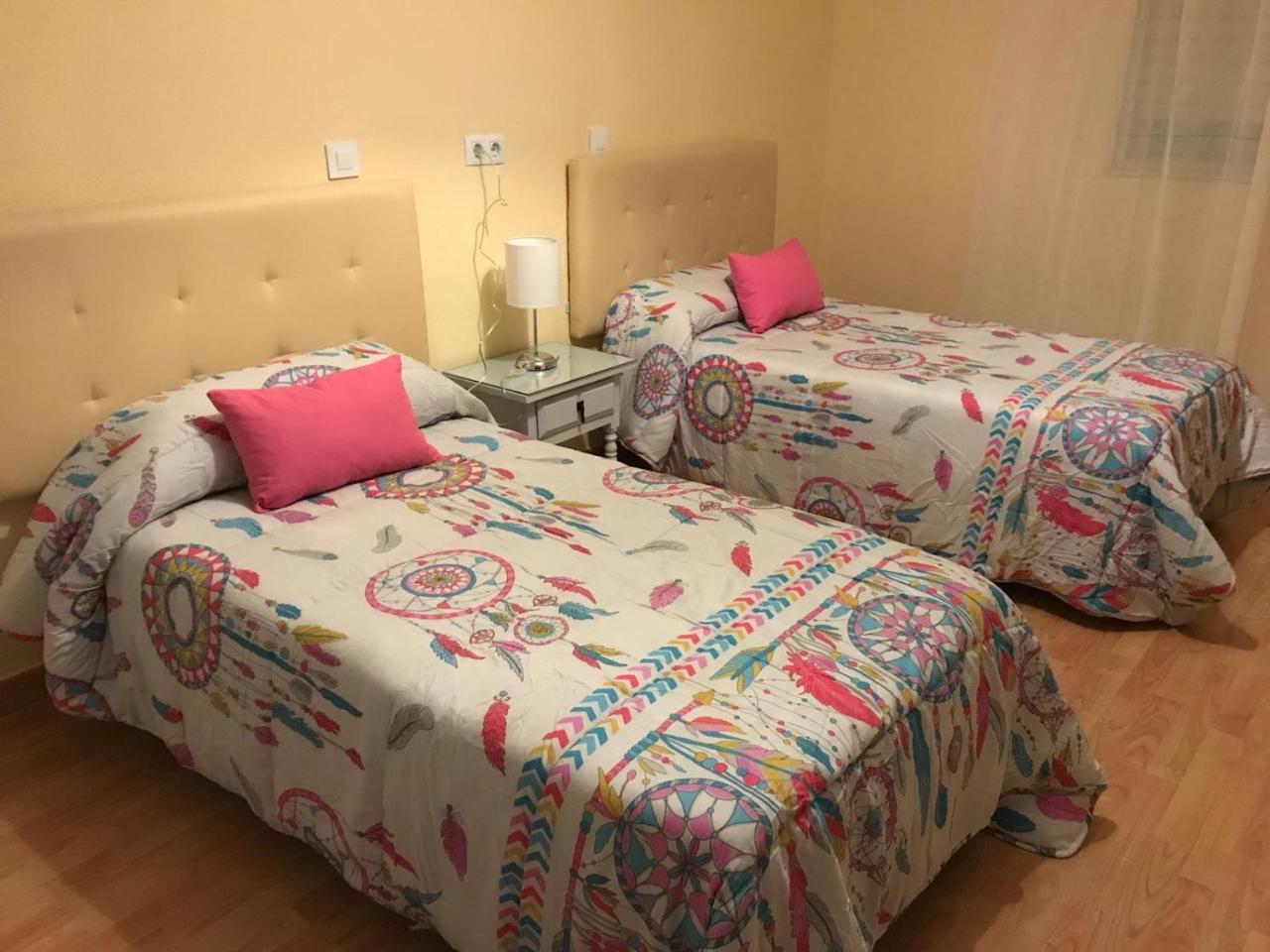 Hostal Restaurante Milenium Hotel Torremegía Kültér fotó